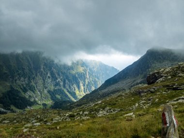 Partschins, South Tyrol, İtalya yakınlarındaki Texelgruppe doğa parkındaki Meraner arazisindeki Sponser göllerine yürüyüş