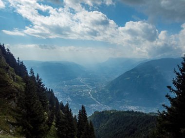 Partschins, South Tyrol, İtalya yakınlarındaki Texelgruppe doğa parkındaki Meraner arazisindeki Sponser göllerine yürüyüş