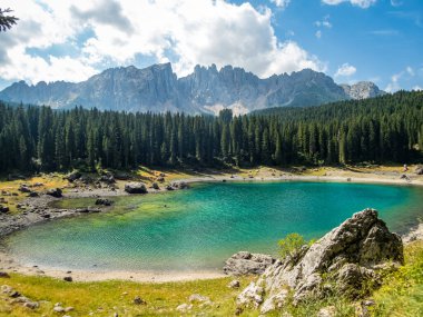 Karersee Karerpass 'ın aşağısında Güney Tyrol, İtalya' daki Latemar Massif 'in eteklerinde.