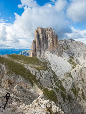 Rotwand ve Masare 'ye Dolomitler' deki gül bahçesindeki ferrata ile tırmanmak, Güney Tyrol, İtalya
