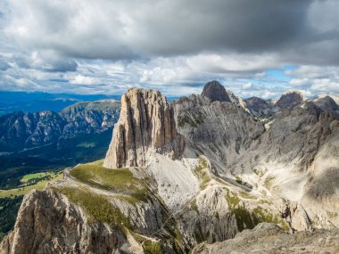 Rotwand ve Masare 'ye Dolomitler' deki gül bahçesindeki ferrata ile tırmanmak, Güney Tyrol, İtalya
