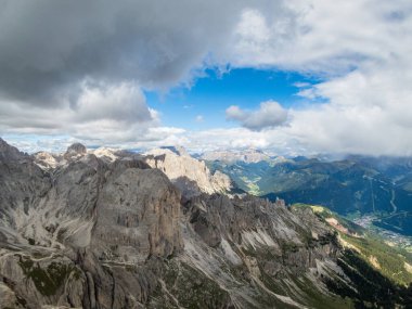 Rotwand ve Masare 'ye Dolomitler' deki gül bahçesindeki ferrata ile tırmanmak, Güney Tyrol, İtalya