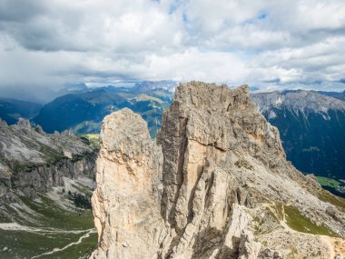 Rotwand ve Masare 'ye Dolomitler' deki gül bahçesindeki ferrata ile tırmanmak, Güney Tyrol, İtalya