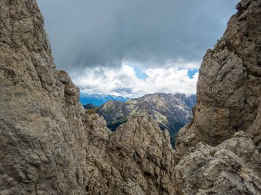 Rotwand ve Masare 'ye Dolomitler' deki gül bahçesindeki ferrata ile tırmanmak, Güney Tyrol, İtalya