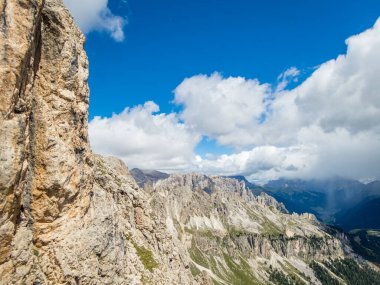 Rotwand ve Masare 'ye Dolomitler' deki gül bahçesindeki ferrata ile tırmanmak, Güney Tyrol, İtalya