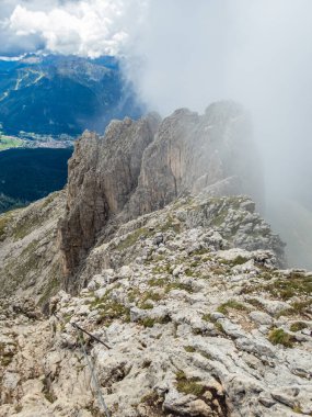 Rotwand ve Masare 'ye Dolomitler' deki gül bahçesindeki ferrata ile tırmanmak, Güney Tyrol, İtalya
