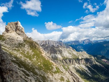 Rotwand ve Masare 'ye Dolomitler' deki gül bahçesindeki ferrata ile tırmanmak, Güney Tyrol, İtalya