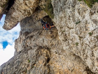 Rotwand ve Masare 'ye Dolomitler' deki gül bahçesindeki ferrata ile tırmanmak, Güney Tyrol, İtalya