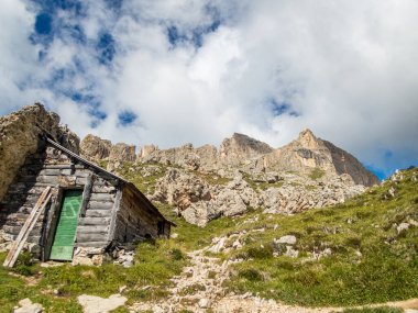 Rotwand ve Masare 'ye Dolomitler' deki gül bahçesindeki ferrata ile tırmanmak, Güney Tyrol, İtalya