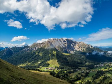 Rotwand ve Masare 'ye Dolomitler' deki gül bahçesindeki ferrata ile tırmanmak, Güney Tyrol, İtalya