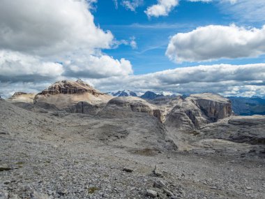 Dolomitlerdeki Sella grubunun ferrata 'sı ile Pisciadu' ya tırmanmak, Güney Tyrol