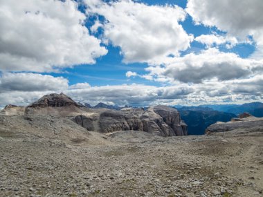 Dolomitlerdeki Sella grubunun ferrata 'sı ile Pisciadu' ya tırmanmak, Güney Tyrol