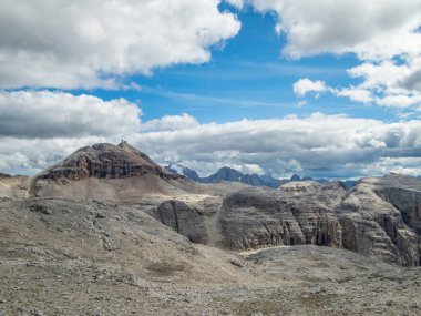 Dolomitlerdeki Sella grubunun ferrata 'sı ile Pisciadu' ya tırmanmak, Güney Tyrol