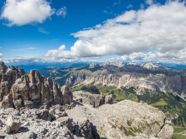 Dolomitlerdeki Sella grubunun ferrata 'sı ile Pisciadu' ya tırmanmak, Güney Tyrol