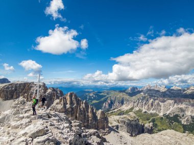 Dolomitlerdeki Sella grubunun ferrata 'sı ile Pisciadu' ya tırmanmak, Güney Tyrol