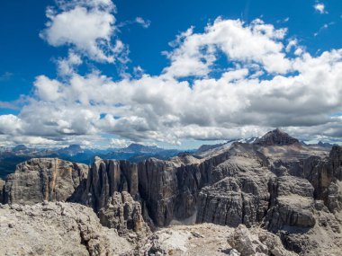 Dolomitlerdeki Sella grubunun ferrata 'sı ile Pisciadu' ya tırmanmak, Güney Tyrol