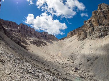 Dolomitlerdeki Sella grubunun ferrata 'sı ile Pisciadu' ya tırmanmak, Güney Tyrol
