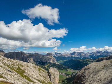 Dolomitlerdeki Sella grubunun ferrata 'sı ile Pisciadu' ya tırmanmak, Güney Tyrol