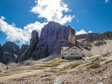 Dolomitlerdeki Sella grubunun ferrata 'sı ile Pisciadu' ya tırmanmak, Güney Tyrol