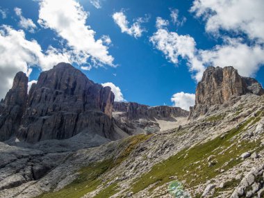 Dolomitlerdeki Sella grubunun ferrata 'sı ile Pisciadu' ya tırmanmak, Güney Tyrol