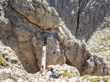 Dolomitlerdeki Sella grubunun ferrata 'sı ile Pisciadu' ya tırmanmak, Güney Tyrol