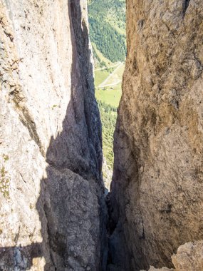 Dolomitlerdeki Sella grubunun ferrata 'sı ile Pisciadu' ya tırmanmak, Güney Tyrol