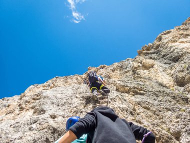 Dolomitlerdeki Sella grubunun ferrata 'sı ile Pisciadu' ya tırmanmak, Güney Tyrol