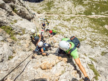 Dolomitlerdeki Sella grubunun ferrata 'sı ile Pisciadu' ya tırmanmak, Güney Tyrol