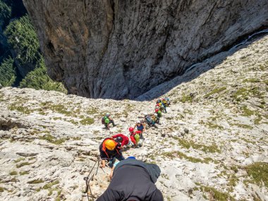Dolomitlerdeki Sella grubunun ferrata 'sı ile Pisciadu' ya tırmanmak, Güney Tyrol