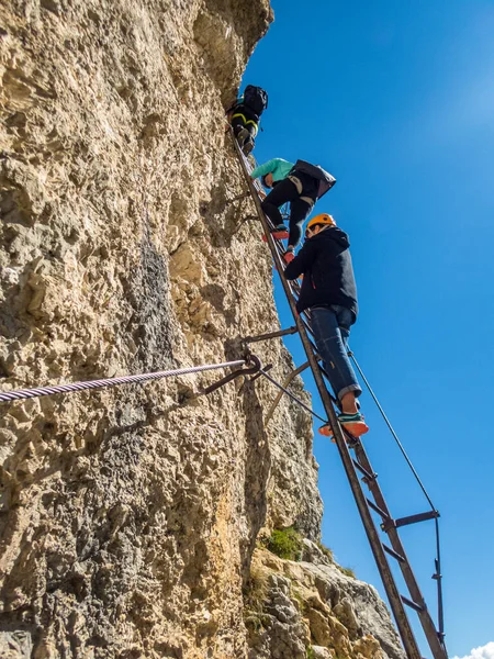 ドロマイト 南チロルのSellaグループのFerrataを介してPisciaduに登る — ストック写真
