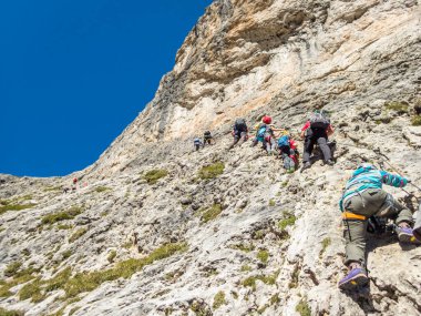 Dolomitlerdeki Sella grubunun ferrata 'sı ile Pisciadu' ya tırmanmak, Güney Tyrol