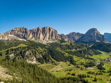 Dolomitlerdeki Sella grubunun ferrata 'sı ile Pisciadu' ya tırmanmak, Güney Tyrol