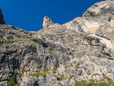 Dolomitlerdeki Sella grubunun ferrata 'sı ile Pisciadu' ya tırmanmak, Güney Tyrol