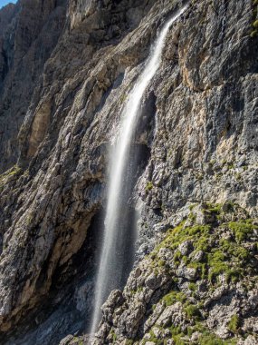 Dolomitlerdeki Sella grubunun ferrata 'sı ile Pisciadu' ya tırmanmak, Güney Tyrol