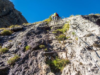 Dolomitlerdeki Sella grubunun ferrata 'sı ile Pisciadu' ya tırmanmak, Güney Tyrol