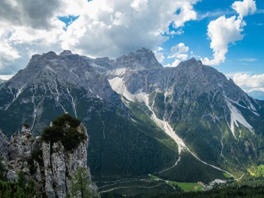 Dolomitler 'de Sexten yakınlarındaki Ferrata üzerinden Rotwand' a tırmanmak, Güney Tyrol, İtalya