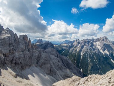 Dolomitler 'de Sexten yakınlarındaki Ferrata üzerinden Rotwand' a tırmanmak, Güney Tyrol, İtalya