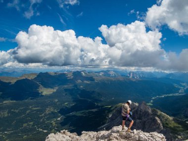 Dolomitler 'de Sexten yakınlarındaki Ferrata üzerinden Rotwand' a tırmanmak, Güney Tyrol, İtalya