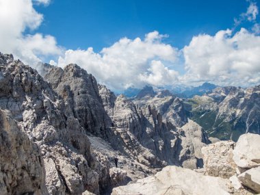 Dolomitler 'de Sexten yakınlarındaki Ferrata üzerinden Rotwand' a tırmanmak, Güney Tyrol, İtalya