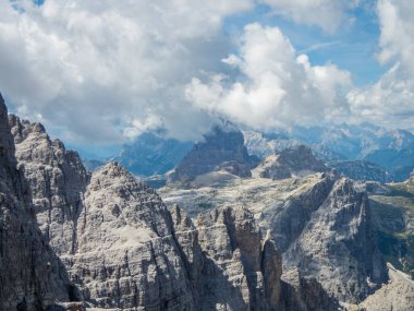 Dolomitler 'de Sexten yakınlarındaki Ferrata üzerinden Rotwand' a tırmanmak, Güney Tyrol, İtalya