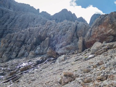 Dolomitler 'de Sexten yakınlarındaki Ferrata üzerinden Rotwand' a tırmanmak, Güney Tyrol, İtalya