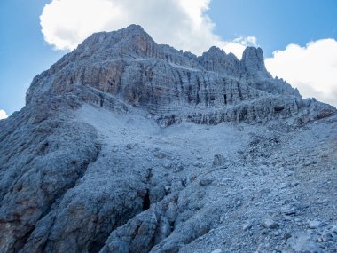Dolomitler 'de Sexten yakınlarındaki Ferrata üzerinden Rotwand' a tırmanmak, Güney Tyrol, İtalya