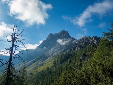 Dolomitler 'de Sexten yakınlarındaki Ferrata üzerinden Rotwand' a tırmanmak, Güney Tyrol, İtalya