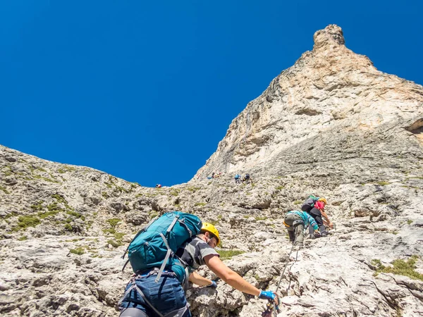 ドロマイト 南チロルのSellaグループのFerrataを介してPisciaduに登る — ストック写真