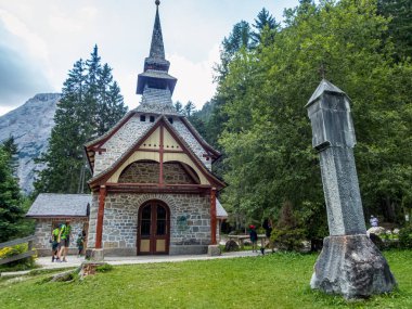 Dolomitler 'de güzel Braies gölünde yürüyüş yaparken, Güney Tyrol