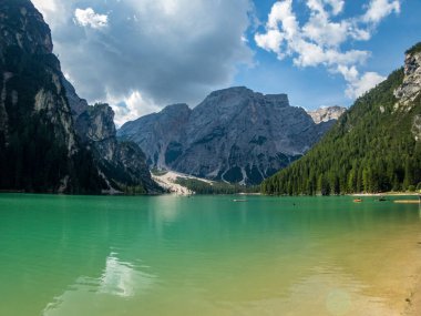 Dolomitler 'de güzel Braies gölünde yürüyüş yaparken, Güney Tyrol