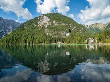 Dolomitler 'de güzel Braies gölünde yürüyüş yaparken, Güney Tyrol