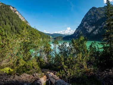 Dolomitler 'de güzel Braies gölünde yürüyüş yaparken, Güney Tyrol