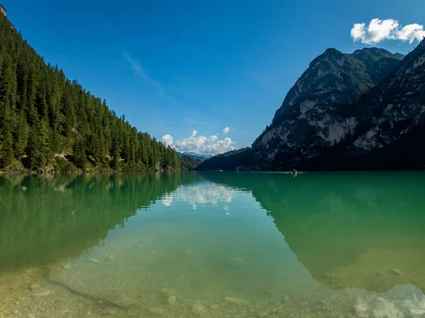 Senderismo Largo Del Hermoso Lago Braies Los Dolomitas Tirol Del —  Fotos de Stock