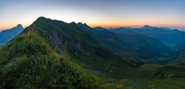Allgau Alplerinde, Schrocken yakınlarındaki güzel panoramik dağ Hoferspitze 'de fantastik günbatımı turu, Kleinwalsertal